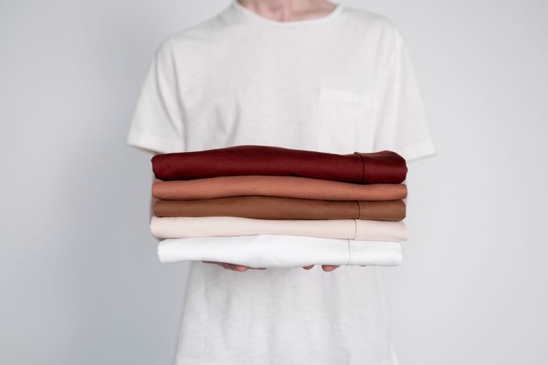 Pilha de camisetas dobradas